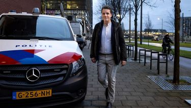 ROTTERDAM - Sywert van Lienden komt aan bij de rechtbank van Rotterdam, voor een inleidende zitting van de strafzaak over de omstreden mondkapjesdeal. Van Lienden en zijn compagnons Camille van Gestel en Bernd Damme van de Stichting Hulptroepen Alliantie (SHA) worden vervolgd voor oplichting, verduistering, valsheid in geschrifte en witwassen. ANP RAMON VAN FLYMEN