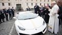 Aan paus geschonken lamborghini voor dubbele geveild. / AFP