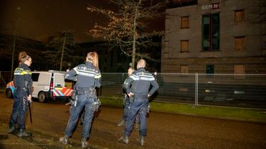 Een foto van politieagenten bij een illegaal feest in Hoofddorp