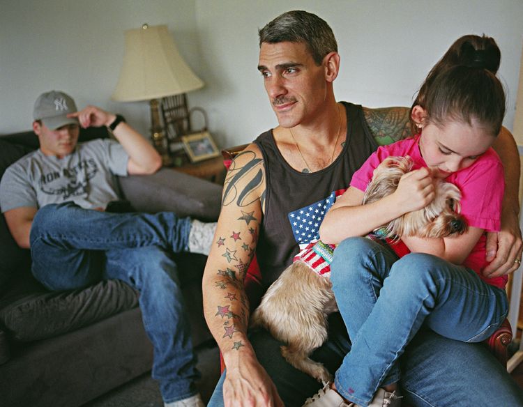 Johnny met zijn man en kinderen. Totowa, New Jersey