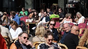 AMSTERDAM - Dagjesmensen zitten op het terras op het Leidseplein op eerste paasdag in de hoofdstad. ANP RAMON VAN FLYMEN