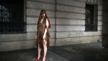 Vrouw loopt rond in een haarjurk