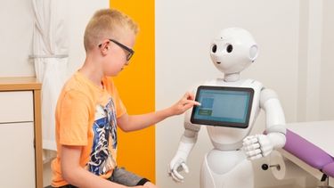 Robot Pepper helpt kinderen poepen 