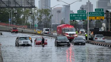 zware regenval New York, overstromingen, noodweer, noodtoestand