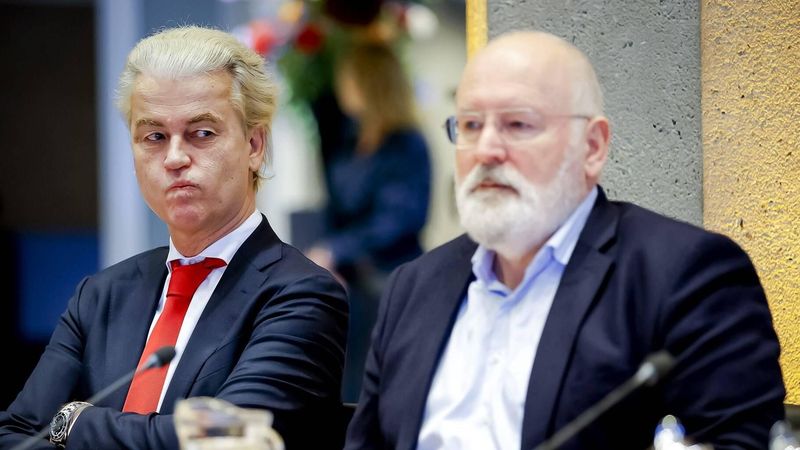 DEN HAAG - Geert Wilders (PVV) en Frans Timmermans (GroenLinks/PvdA) tijdens een bijeenkomst met lijsttrekkers in de Tweede Kamer. Het doel van de bijeenkomst is om een verkenner aan te wijzen met als taak gesprekken te voeren met de fracties en te onderzoeken welke coalitiemogelijkheden zij voor zich zien. ANP REMKO DE WAAL