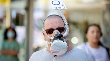 Op deze foto is een man te zien met een zelf gemaakt mondmasker.