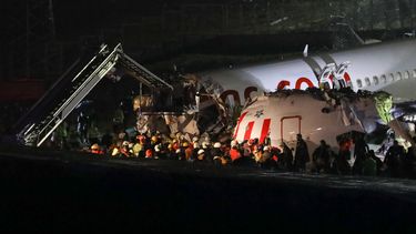 Vliegtuig schiet van landingsbaan Istanbul en breekt