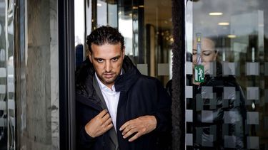 AMSTERDAM - Ali B verlaat tijdens een schorsing het Amsterdamse gerechtshof, waar tijdens de derde dag van het hoger beroep de strafzaak tegen hem inhoudelijk werd behandeld. De rapper is eerder door de rechtbank in Haarlem veroordeeld tot een gevangenisstraf van twee jaar, voor verkrachting en een poging tot verkrachting. De 43-jarige rapper werd destijds vrijgesproken van twee aanrandingen. ROBIN VAN LONKHUIJSEN / ANP