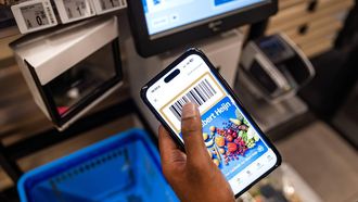 AMSTERDAM - Een klant met de bonuskaart bij een selfscanner bij supermarkt Albert Heijn. ANP RAMON VAN FLYMEN