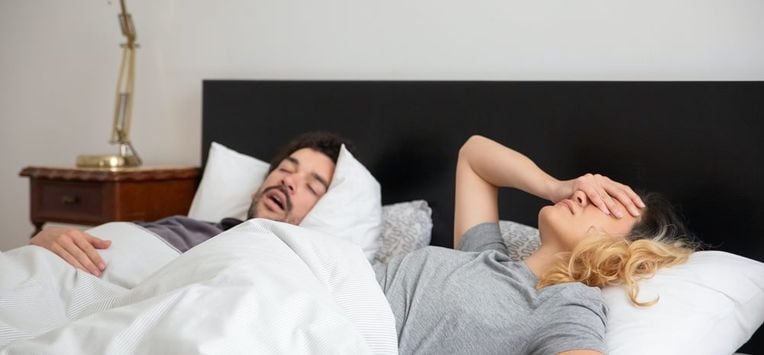 Helpt mondtapen tijdens slaap tegen snurken? Dit zegt de wetenschap