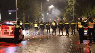 OPHEUSDEN - Politie bij een protest tegen de komst van een asielzoekerscentrum in de gemeente Neder-Betuwe. In het gemeentehuis van Opheusden werd vergaderd over de komst van een asielzoekerscentrum. PERSBUREAU HEITINK / ANP