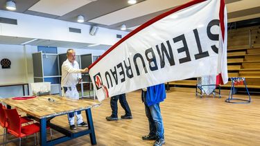GORINCHEM - Een stembureau wordt opgebouwd in het Gildenplein. De inwoners van de gemeente Gorinchem kunnen opnieuw naar de stembus omdat een meerderheid van de gemeenteraad een herstemming wilde. Aanleiding zijn vermoedens van stemfraude bij de gemeenteraadsverkiezingen van 18 maart. FRANK DE ROO / ANP