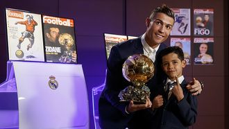 Cristiano Ronaldo verkoopt Gouden Bal voor goed doel