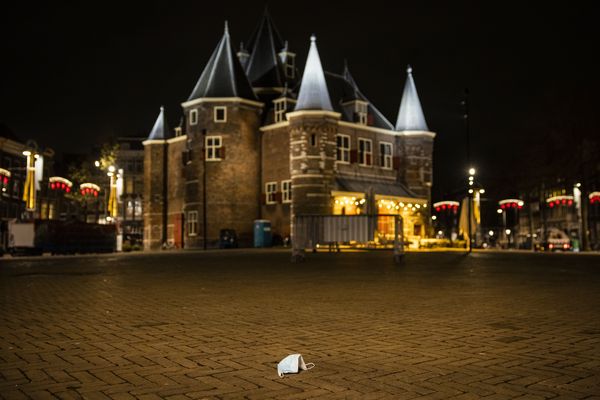 Een foto van de Nieuwmarkt in Amsterdam, geen avondklok maar toch leeg