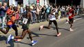 Op deze foto zie je de kopgroep met links Marius Kipserem passeert de kubuswoningen tijdens de 39e editie van de NN marathon van Rotterdam.