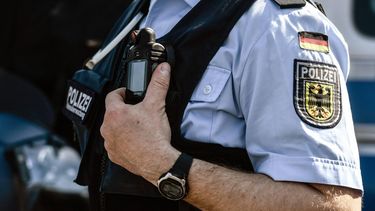 epa05881146 A German Federal Police (Bundespolizei) officer presents a new 'bodycam' duringa presentation of the automatic license plate recognition (AKES), in Ottendorf-Okrilla, near Dresden, Germany, 31 March 2017. The presentation to the media took place within the ongoing legislative procedure for the 'Act on the improvement experience of with Interpol at particular risk situations and the protection of beam-tinnen and officers of the Federal Police through the use of mobile video technology', including the AKES system and the police bodycams.  EPA/FILIP SINGER