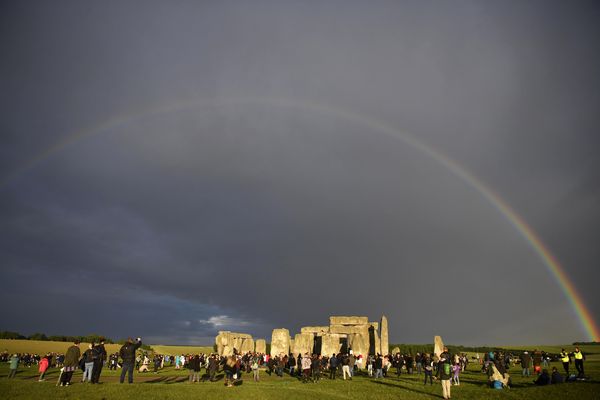 Een foto van een regenboog boven Stonehenge