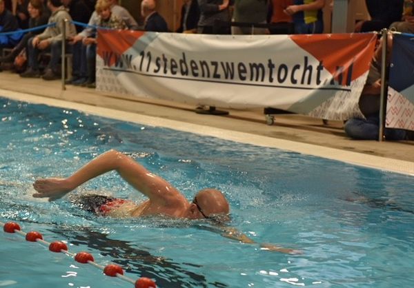 Maarten van der Weijden gaat 24 uur zwemmen: 'Het wordt pijnlijk'