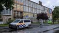 BEVERWIJK - Politie bij het Castor College, een van de middelbare scholen die gesloten blijft om veiligheidsredenen. Door onrust op sociale media onder jongeren blijven middelbare scholen in Beverwijk en Heemskerk gesloten. Ook werd een noodbevel afgegeven voor een groot deel van Beverwijk. ANP MICHEL VAN BERGEN