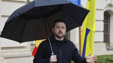epa12914890 Ukrainian President Volodymyr Zelensky speaks with journalists before meeting Moldovan President Maia Sandu at the Mariinsky Palace in Kyiv, Ukraine, 26 April 2026. Maia Sandu arrived in Kyiv to meet with top Ukrainian officials amid the Russian invasion.  EPA/SERGEY DOLZHENKO