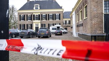 ASSEN - Een afzetlint van de politie bij het Drents Museum. Het museum is het hele weekend dicht na een explosie. De politie denkt dat de explosie mogelijk gepaard ging met een inbraakpoging bij het museum. Archeologische topstukken buitgemaakt bij inbraak Drents Museum.  ANP MARCEL J. DE JONG