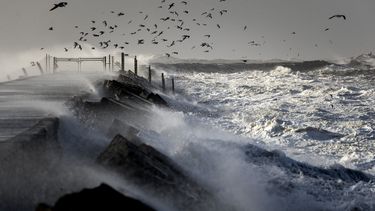 Grote golven slaan tegen de afgesloten pier tijdens de storm aan het begin van dit jaar. 