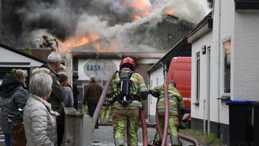 Huizen ontruimd om grote brand Loosdrecht