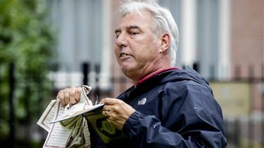 DEN HAAG - Pegida voorman Edwin Wagensveld verscheurt een koran voor de Palestijnse Missie aan de Nieuwe Parklaan. Volgens de voorman van de anti-islambeweging biedt hij een tegenreactie na de aanval van Hamas op Israel. ANP ROBIN VAN LONKHUIJSEN