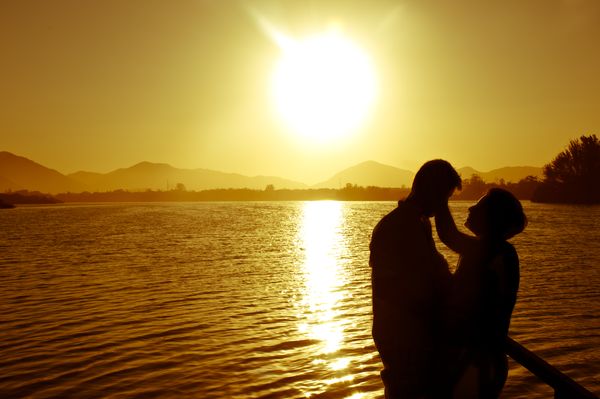 Een foto van een liefdeskoppel bij zonsondergang