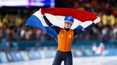 MILAAN - Marijke Groenewoud viert haar gouden medaille na het winnen van de finale van de massastart in het Milano Ice Park op de Olympische Winterspelen van Milaan en Cortina d'Ampezzo. SEM VAN DER WAL / ANP