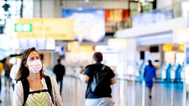 TUI schiphol drukte vliegveld vliegtuig mondkapje mondkapjesplicht