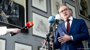 DEN HAAG - Minister Eppo Bruins (Onderwijs, Cultuur en Media, NSC) staat in zijn ministerie de pers te woord over zijn hervormingsplan voor de publieke omroep. De minister wil de omroepen clusteren. ANP REMKO DE WAALMinister Bruins presenteert hervormingsplan voor publieke omroep