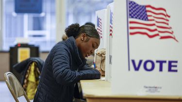 A woman casts her ballot during early voting for the US general election at a polling station at Ottawa Hills High School in Grand Rapids, Michigan, on November 3, 2024. KAMIL KRZACZYNSKI / AFP Verkiezingen