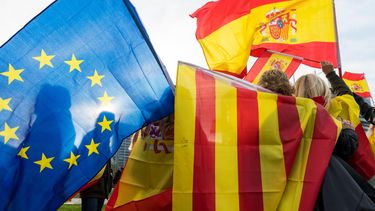 Betogers houden Spaanse, Cataleense en Europese vlaggen vast tijdens een demonstratie tegen de Cataleense onafhankelijkheid. Foto: AFP