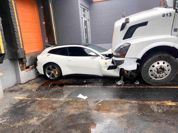 Ferrari crash vrachtwagen