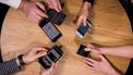 Smartphones zijn te hacken met trillende tafels