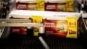 UTRECHT - Aroma Rood koffie verpakkingen in de fabriek van Douwe Egberts. ANP KOEN VAN WEEL