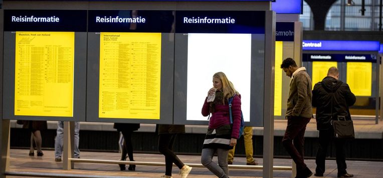 ROTTERDAM - Reizigers tijdens de avondspits op station Rotterdam Centraal een aantal dagen nadat de nieuwe dienstregeling van de NS van start is gegaan. ANP JERRY LAMPEN