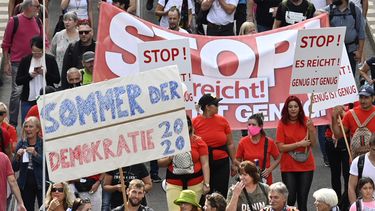Op deze foto zijn betogers tegen de coronamaatregelen in Berlijn te zien, ze hebben spandoeken bij zich.