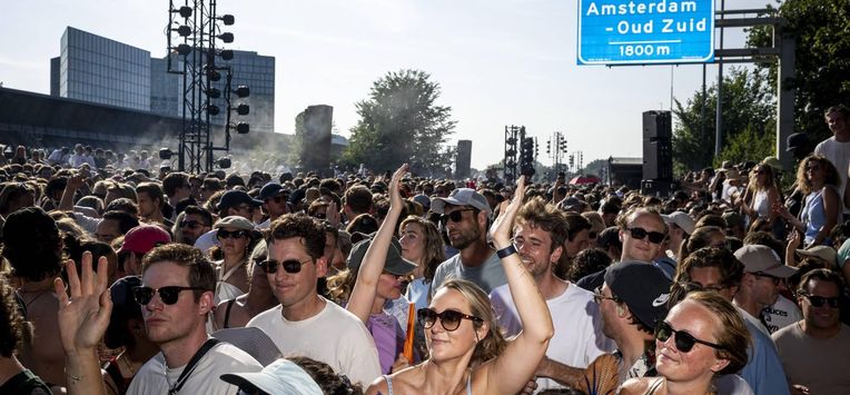 AMSTERDAM - Bezoekers van de Highway rave Op de Ring op de autoloze Ring A10 waar de stad Amsterdam haar 750e verjaardag viert met een groot feest. Het is een van de vele feesten in het jubileumjaar met onder meer muziek, sport, theater en dans. ANP RAMON VAN FLYMEN