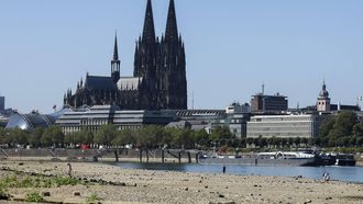 epa13166425 A view of the Rhine River with low water levels in Cologne, Germany, 13 August 2026. The Rhine River's discharge has dropped to historic lows at key measuring points due to heatwaves and severe drought.  EPA/CHRISTOPHER NEUNDORF