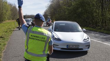 Duitsers rijden ondanks controle massaal door bij Nederlandse grens 