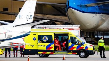 AMSTERDAM - Ambulances komen aan op Schiphol-Oost. Volgens het ministerie van Buitenlandse Zaken zijn drie opvarenden van het cruiseschip Hondius onderweg naar Amsterdam. JEFFREY GROENEWEG / ANP