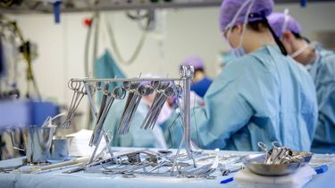 ROTTERDAM - Een hartoperatie bij een kind in een operatiekamer (OK) van het kinderthoraxcentrum van het Erasmus MC Sophia Kinderziekenhuis in Rotterdam. ANP ROBIN VAN LONKHUIJSEN