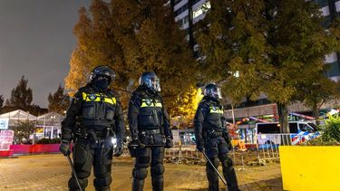 AMSTERDAM - ME-inzet nadat een groep voor onrust heeft gezorgd op Plein 40-45 in Amsterdam Nieuw-West. Ze gooiden onder meer met vuurwerk. Doordat een brandend object op een tram terechtkwam is deze in de brand gevlogen, maar de brand is inmiddels geblust. In de tram zaten geen mensen en er zijn geen gewonden. ANP VLN NIEUWS