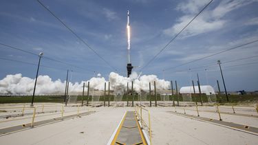 2020-05-31 16:33:57 This NASA photo obtained May 31, 2020 shows a SpaceX Falcon 9 rocket carrying the company's Crew Dragon spacecraft launched from Launch Complex 39A on NASA’s SpaceX Demo-2 mission to the International Space Station with NASA astronauts Robert Behnken and Douglas Hurley onboard, at 3:22 p.m. EDT on May 30, 2020, at NASA’s Kennedy Space Center in Florida. The Demo-2 mission is the first launch with astronauts of the SpaceX Crew Dragon spacecraft and Falcon 9 rocket to the station as part of the agency’s Commercial Crew Program.