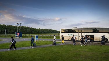 TER APEL - Asielzoekers bij het aanmeldcentrum. De opvanglocatie van het aanmeldcentrum is overvol. JILMER POSTMA / ANP
