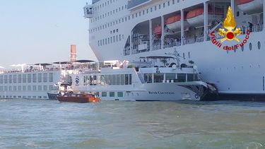 Cruiseschip botst in Venetië op toeristenboot