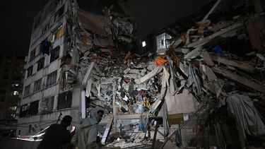 People look at a collapsed building in the Altamira neighbourhood following an earthquake in Caracas on June 24, 2026. Two earthquakes of magnitude 7.2 and 7.5 struck the same area of Venezuela on the evening of June 24, causing buildings to collapse, according to the United States Geological Survey (USGS) and AFP journalists. The quakes drove residents of the capital, Caracas, into the streets.
Federico PARRA / AFP