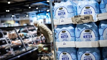 HORST AAN DE MAAS - Mensen in de supermarkt om flessen drinkwater te kopen. Drinkwaterbedrijf Waterleiding Maatschappij Limburg (WML) heeft tijdens een controle een lichte verontreiniging met de poepbacterie E. coli aangetroffen in het drinkwater en adviseert inwoners kraanwater eerst drie minuten te koken. ANP ROB ENGELAAR